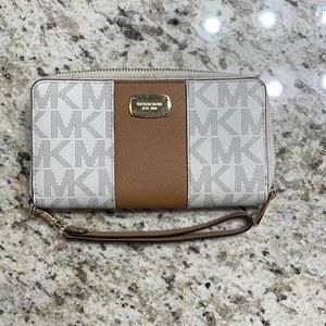 michael kors wristlet
